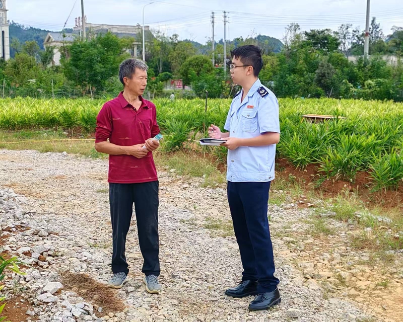 稅務人員前往貴州康椿農業有限公司開展政策宣傳。