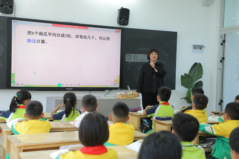 老師正在通過智慧黑板給學生授課。何志剛攝