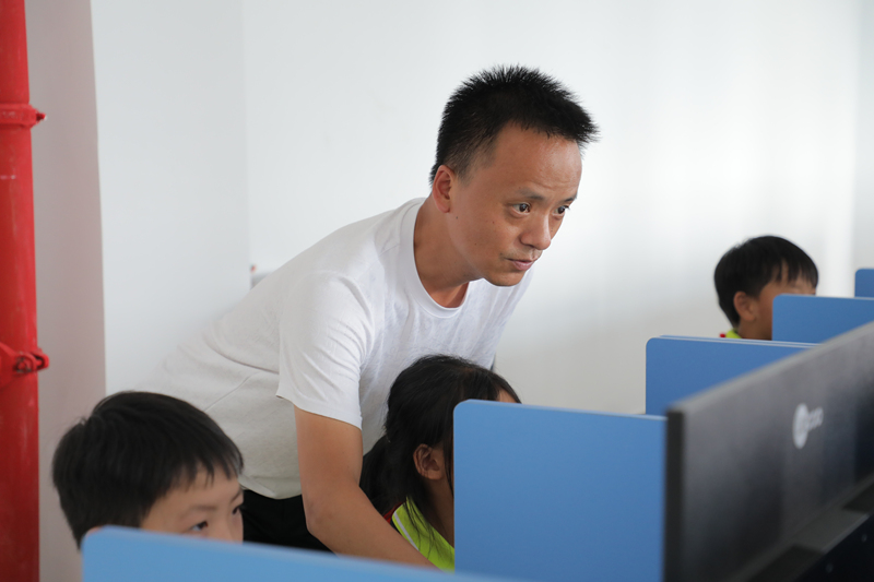 學生們正在上計算機課。何志剛攝