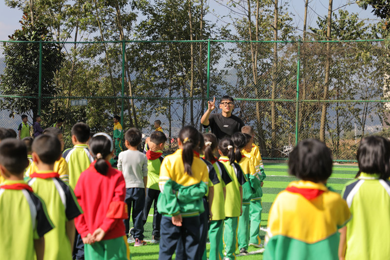 學生們正在上體育課。何志剛攝