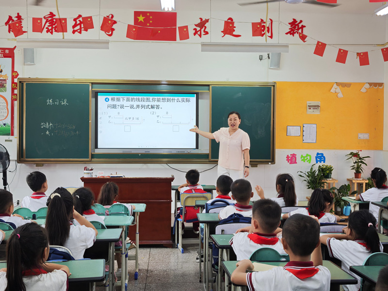 幫扶教師馬躍民正在上課。