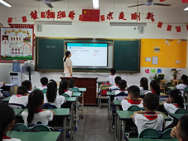 幫扶教師馬躍民正在上課。