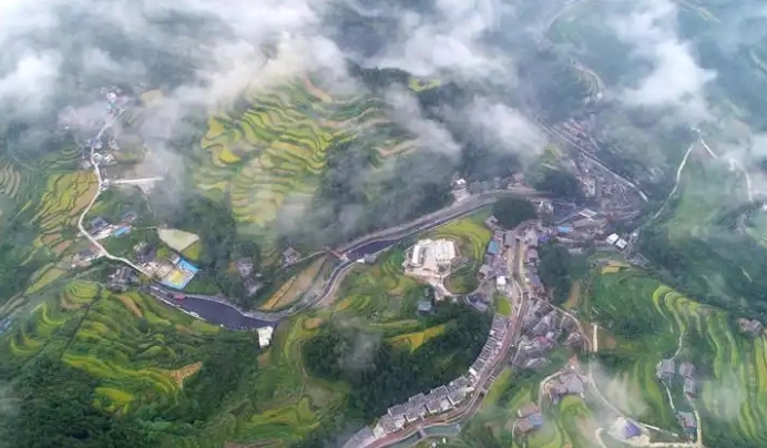 青山綠水間的美麗鄉村。龍元彬 攝