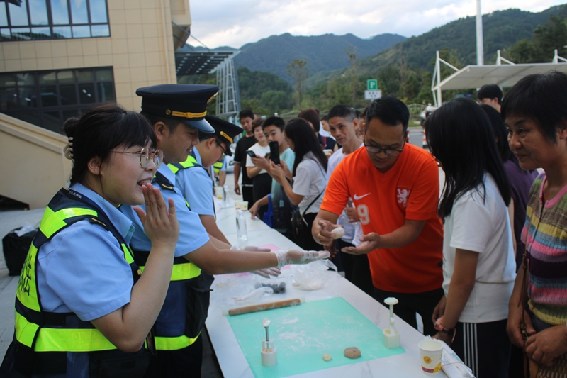 2025年10月6日 執法人員與群眾一起制作月餅 朱芳發 攝影