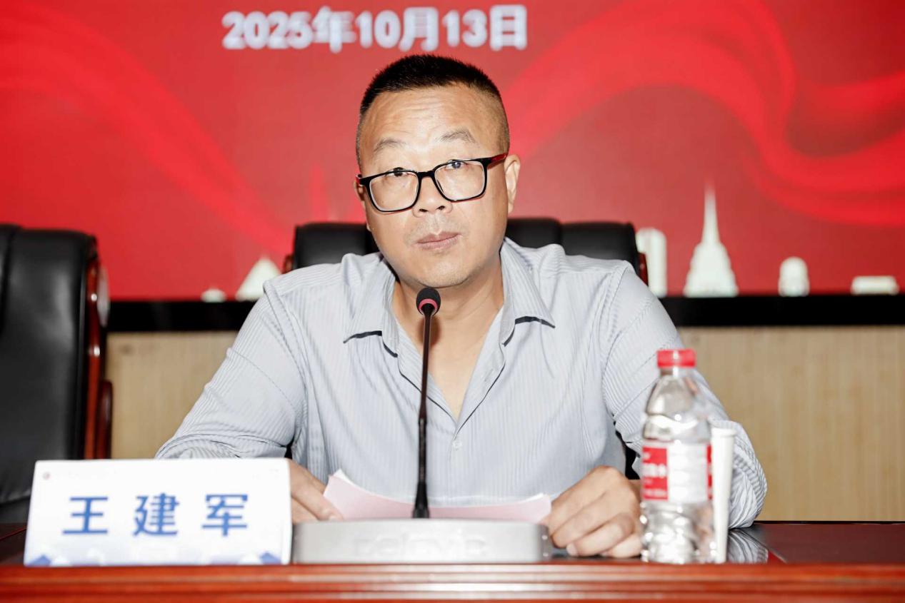 貴州省教育廳教師發展中心職教科主任王建軍發表講話。