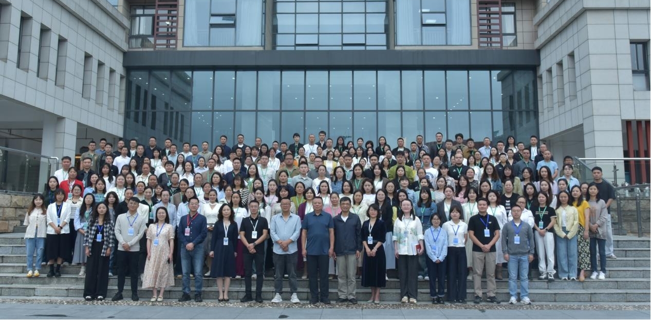 全體與會領導、專家及參訓教師合影。