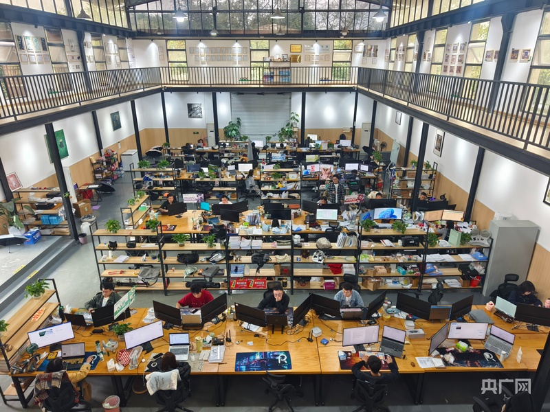 公司團隊正在讓優質算力資源持續服務全國市場(央廣網記者 欒小琳 攝)