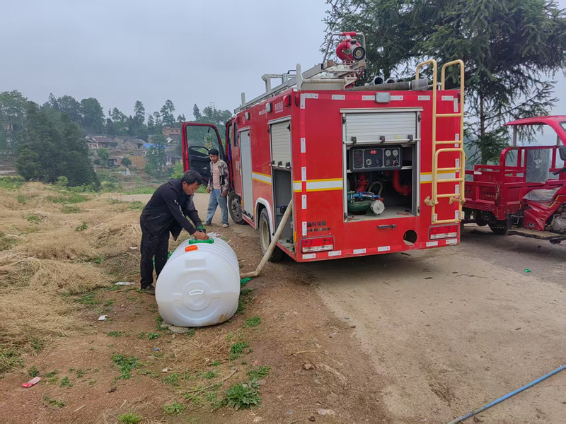 圖為消防車拉水助力煙農抗旱移栽。