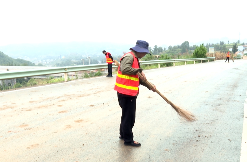 1 圖為“馬路衛士”每天要將大量工作時間花費在乘車巡查的路上。.jpg