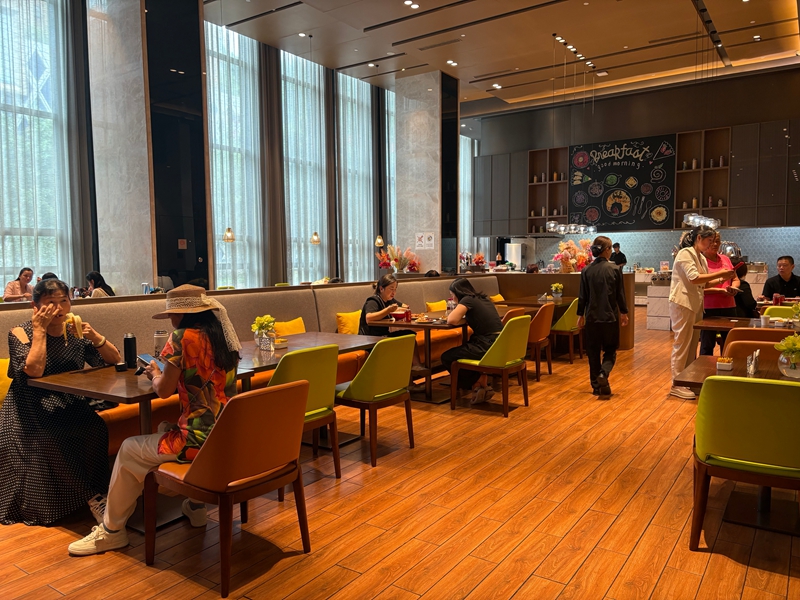 4、不少市民領取餐飲類消費券后，帶著家人朋友走進餐廳，享受美食 。.jpg