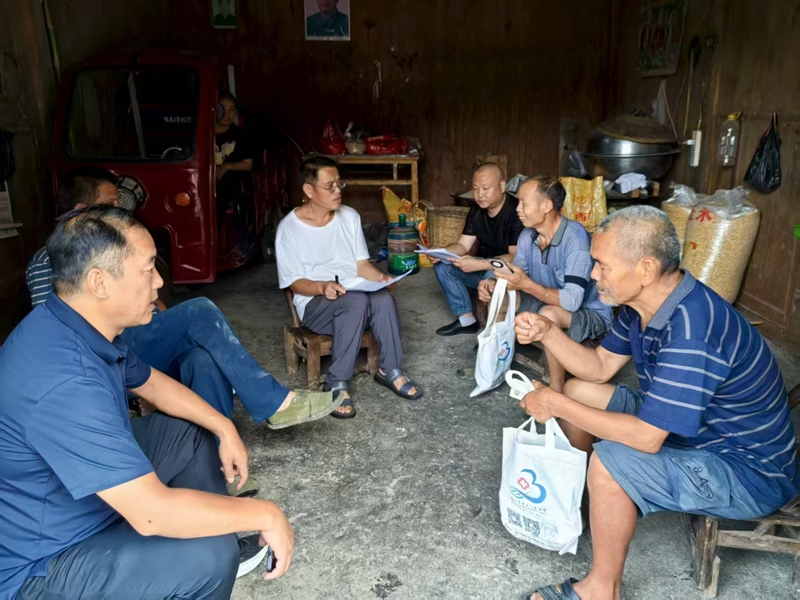 駐村干部、村干部入戶宣傳2026年度合醫繳費土政策。