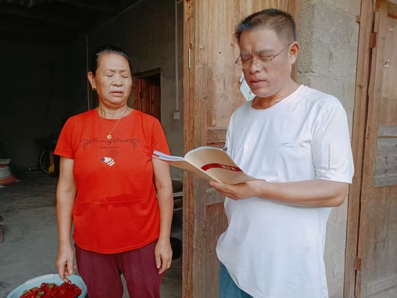 駐村干部、村干部入戶宣傳2026年度合醫繳費土政策。