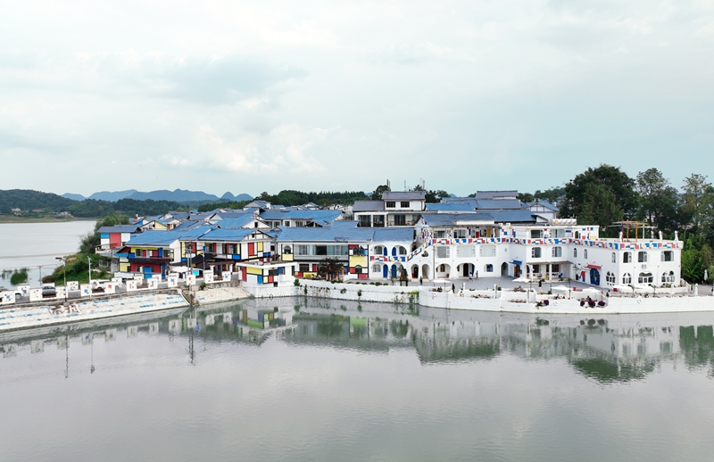 紅楓湖畔的蒙安·夕舍。