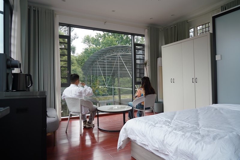 游客在衛城鎮上水村民宿品嘗咖啡。