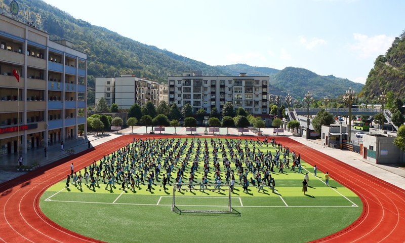 楚米鎮元田小學活力滿滿的體育“大課堂” 。萬蓮蓮攝.JPG