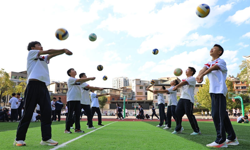 婁山中學的學生們正在進行排球訓練。 陳桂良攝.JPG