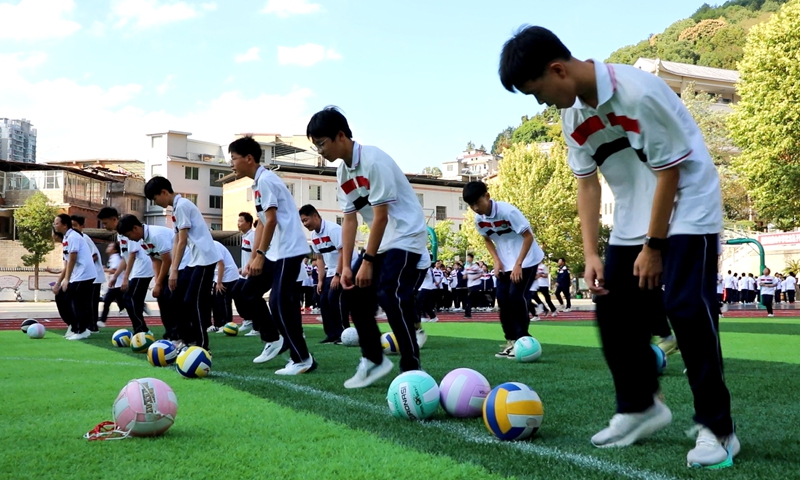 婁山中學的學生們正在上體育課 。陳桂良攝.jpg