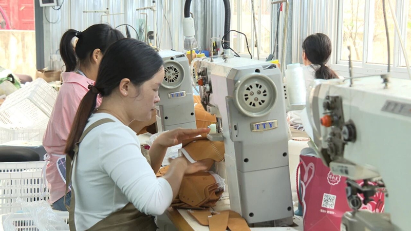 1 圖為工人正在制作鞋面。.jpg