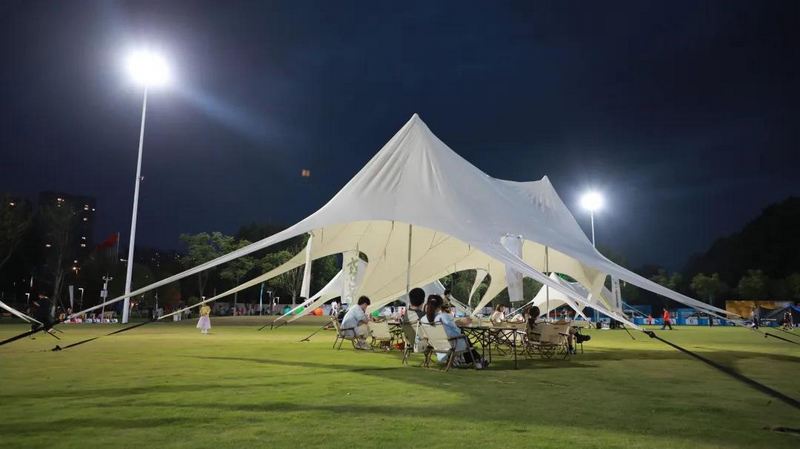 市民一邊喝咖啡，一邊觀看比賽。