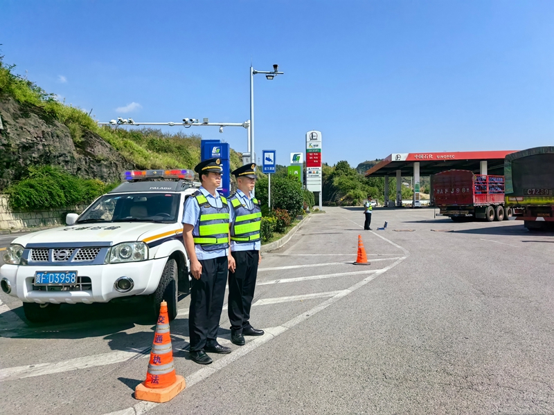 1 圖為在西溪特大橋設置流動治超點.jpg