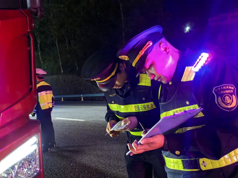 4 圖為夜間聯合執法.jpg