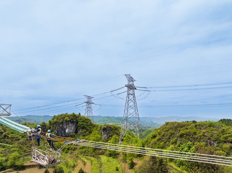 施工人員在建設500千伏烏撒至奢香第二回線路。潘聰 攝.jpg