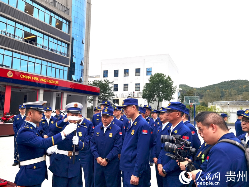 在銅仁市碧江區百花路消防救援站，消防指戰員演示防火器具。人民網記者 王秀芳攝.jpg