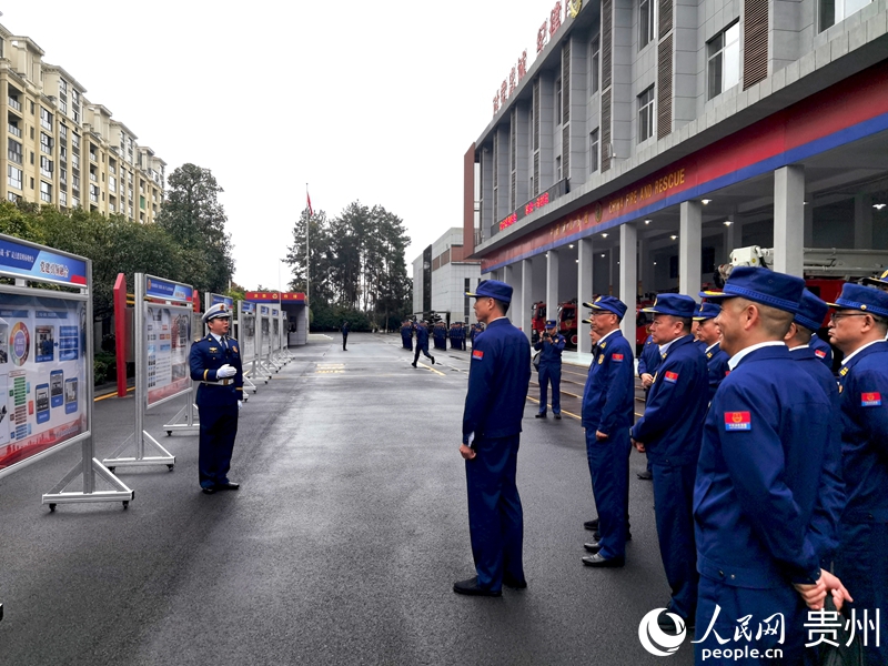 與會人員走進遵義市湄潭縣新站路消防救援站。人民網記者 王秀芳攝.jpg