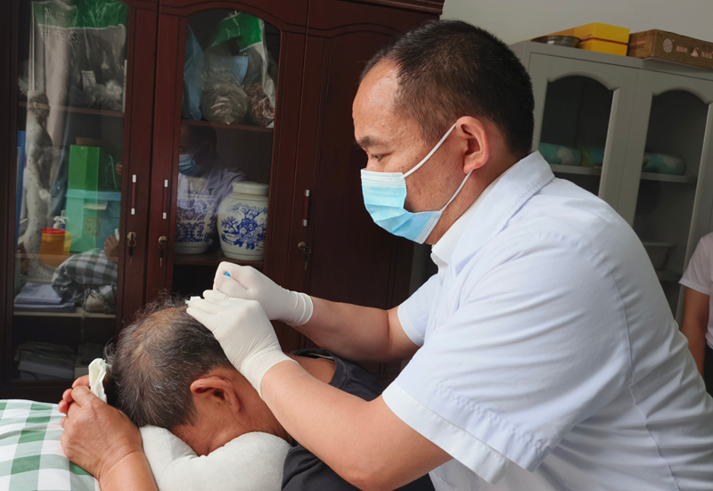 石阡中醫特色療法——宮氏腦針。蔡慶潤攝