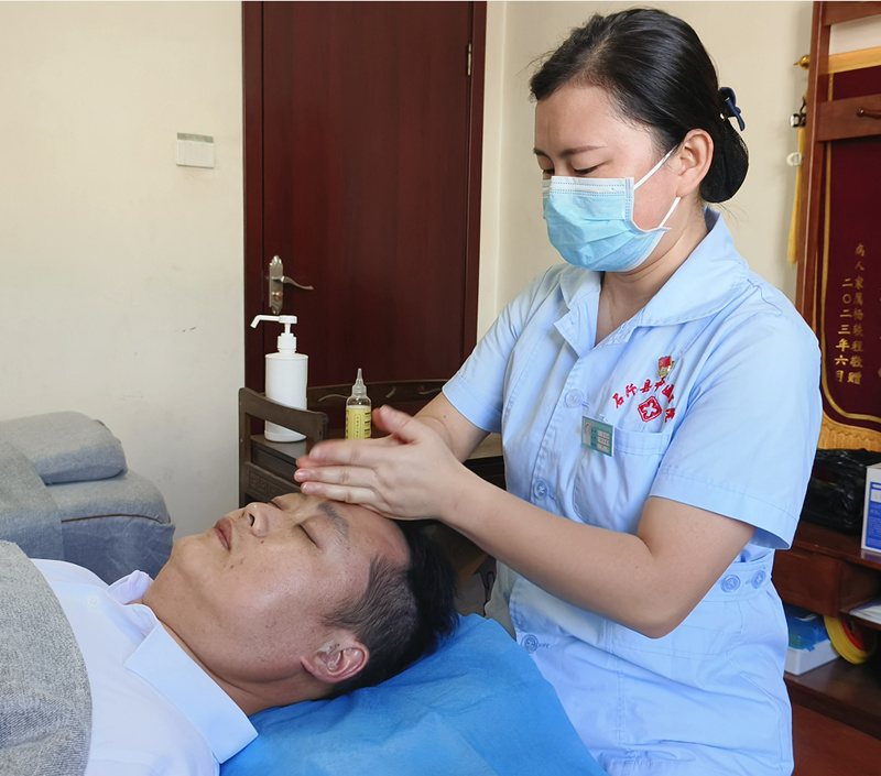 石阡中醫特色療法——開天門。蔡慶潤攝