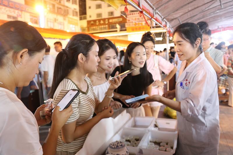 中醫藥文化夜市活動中，石阡中醫院醫生為市民介紹中藥皮膚膏方。蔡慶潤攝