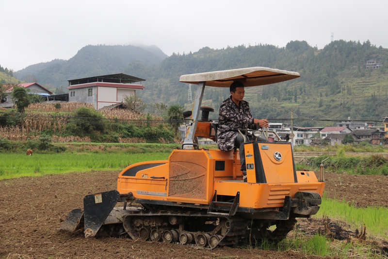 麻兔村農戶正在用農機翻土.jpg