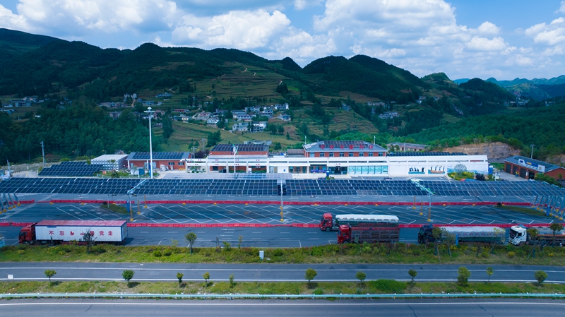 1、畢威高速旱蓮花服務區 —— 全國12個零碳試點服務區之一、貴州首個零碳服務區，以“光伏 +”為核心構建綠色運營體系。.jpg