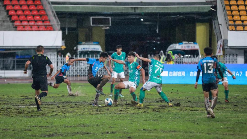 2025城市足球邀請賽決賽現場比拼激烈。
