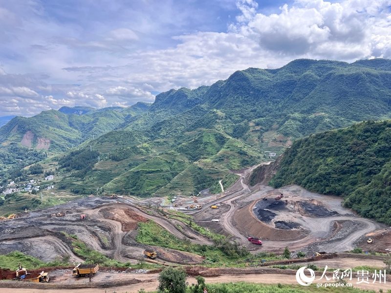 楊山露天煤礦項目現場。人民網 陳潔泉攝