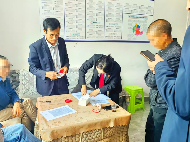 2、在現場達成的調解協議上鄭重簽下名字。