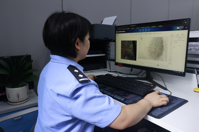 5、楊小宇在指紋比對.