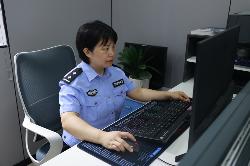 6、楊小宇在工作.