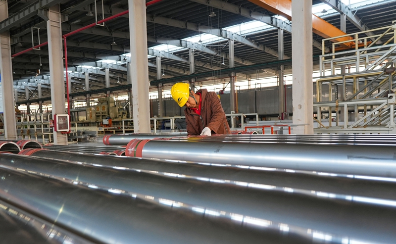 工人正在對產品進行檢測。陸勁松 攝.jpg