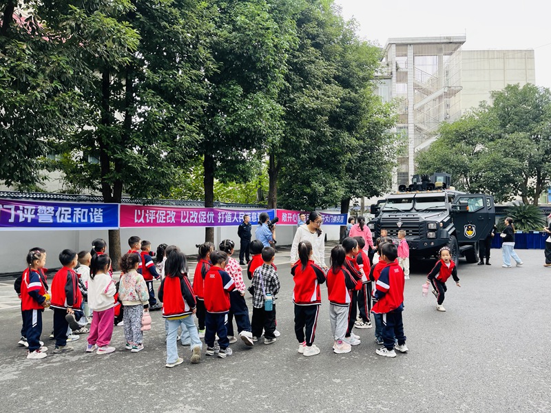 2、小朋友們參觀體驗警車。