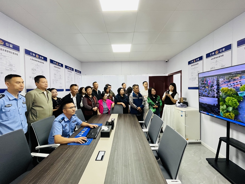 3、市民觀看警用無人機巡邏后臺操控.