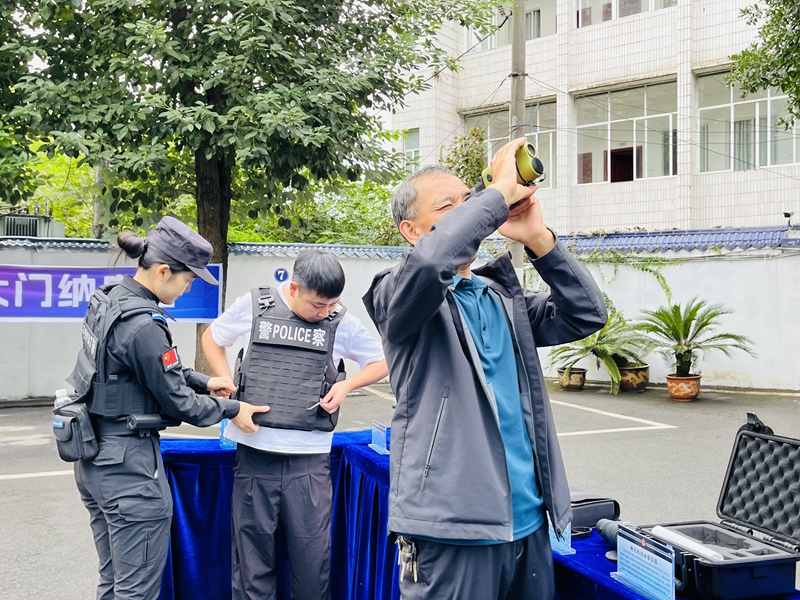 4、市民體驗警用裝備。