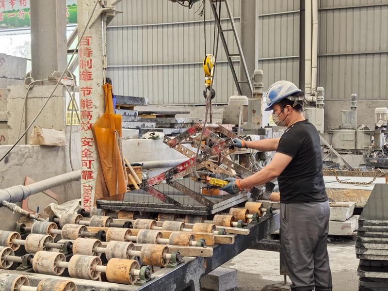 工人正在加工石材 楊洋 攝 (2)