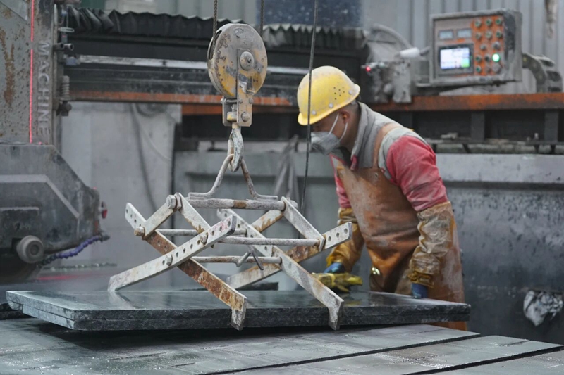 工人正在加工石材 楊洋 攝