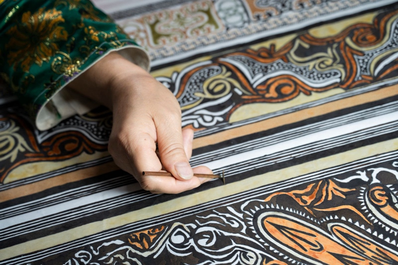 貴州農民夫妻成功制作國家一級文物巨幅非遺蠟畫壁掛 (1)