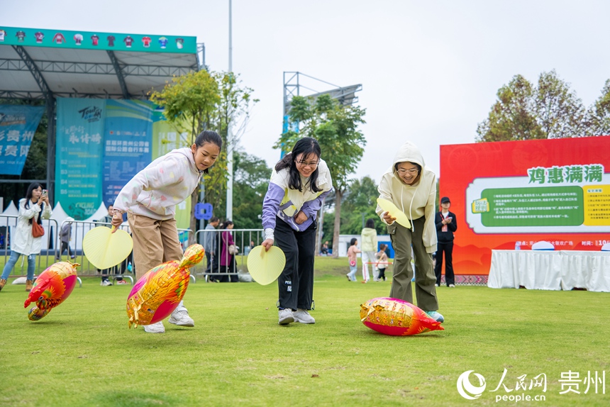 市民游客在活動現場參加風扇趕“雞”比賽。人民網記者 涂敏攝