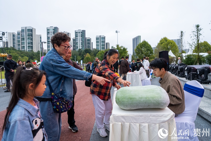 活動現場舉行的瓜王爭霸賽。人民網記者 涂敏攝