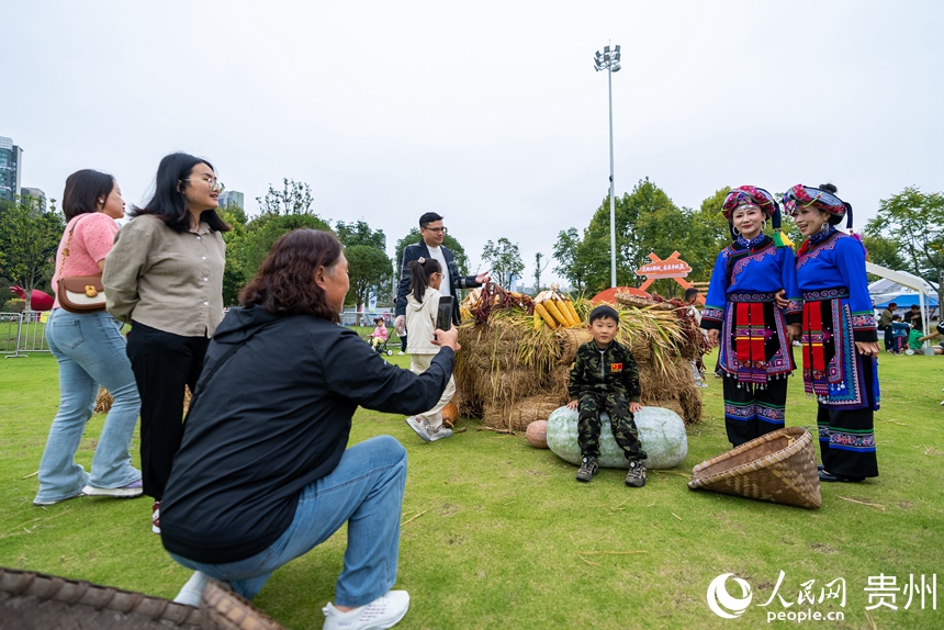 市民游客在活動現場打卡拍照。人民網記者 涂敏攝