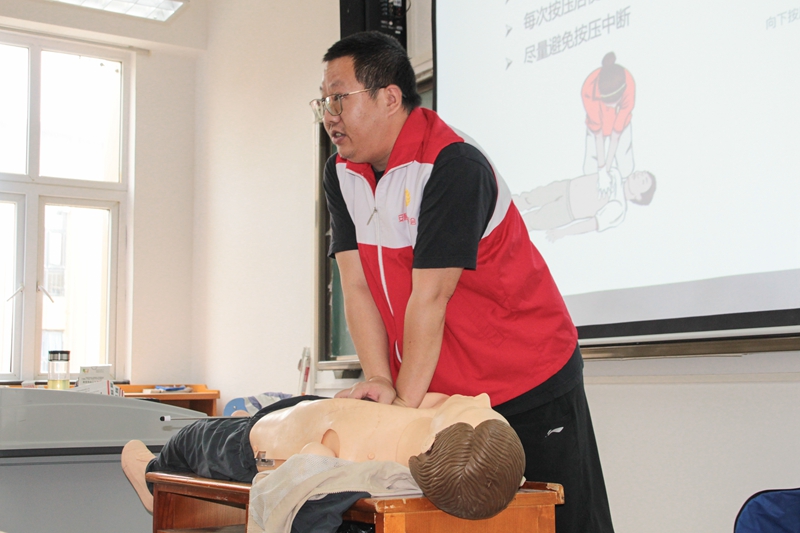 2、演示心肺復蘇等基本急救技能。