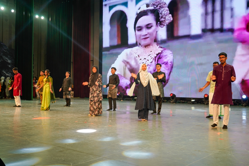 5、馬來西亞表演《故鄉的旋律》。